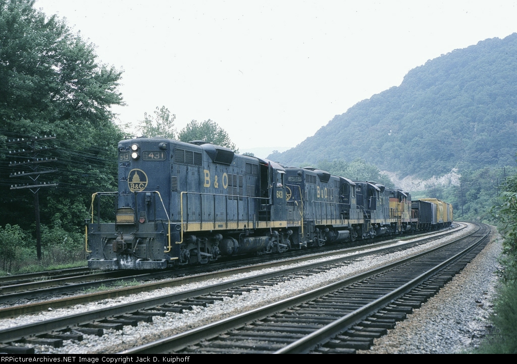 B&O 6431 6546 6562 6484 sound great on this east bound merchandise